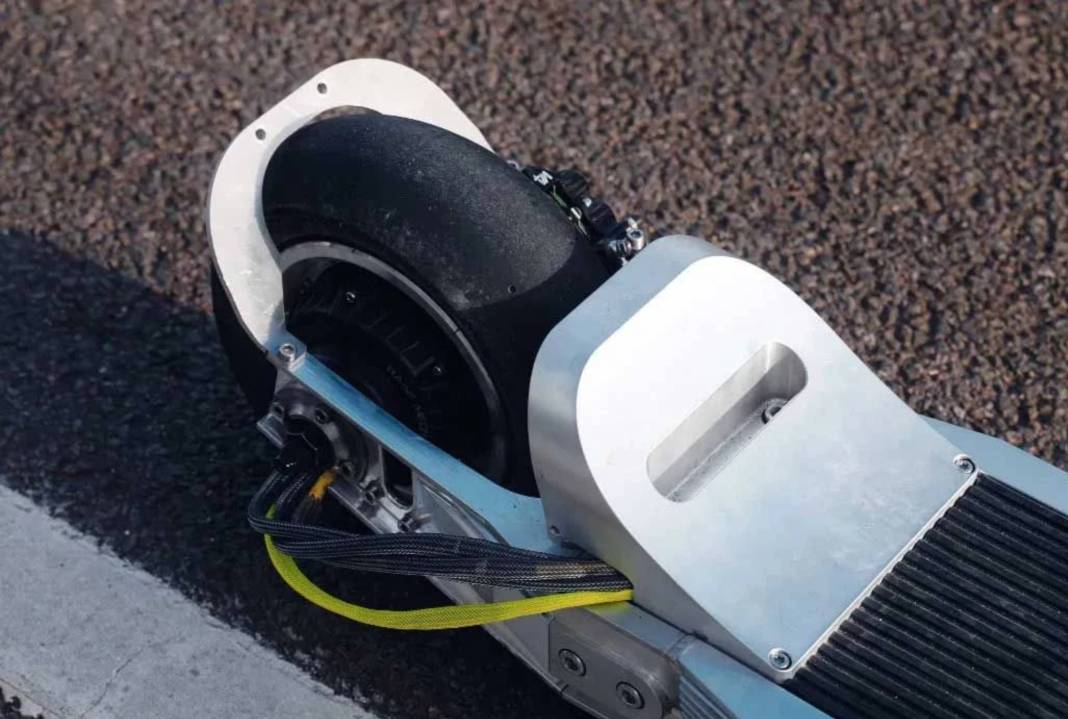 Saatte 160 Km ile uçuyor! Dünyanın en hızlı scooter’ı tanıtıldı! 2